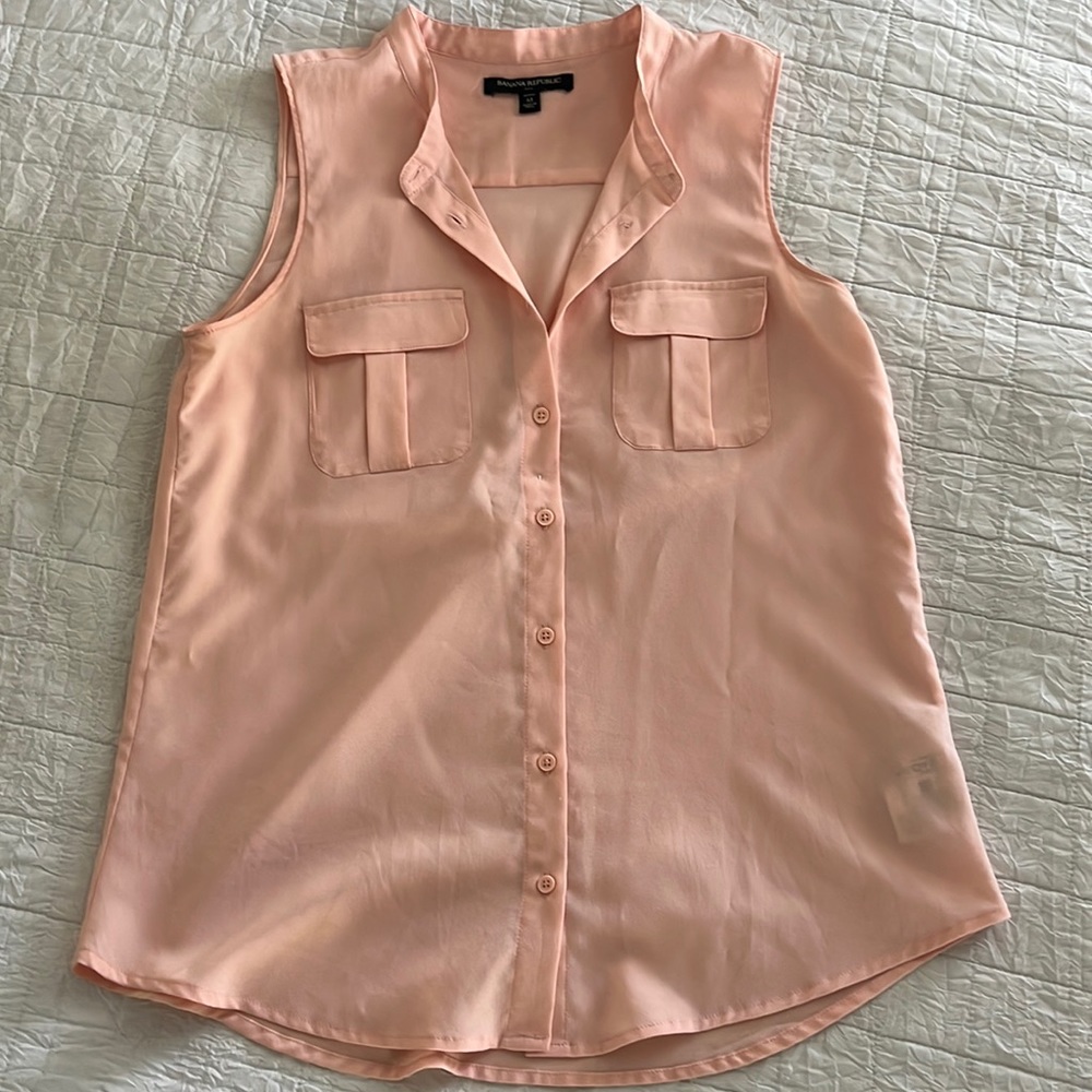 Banana republic • Women’s petite medium • pink button up sleeveless blouse